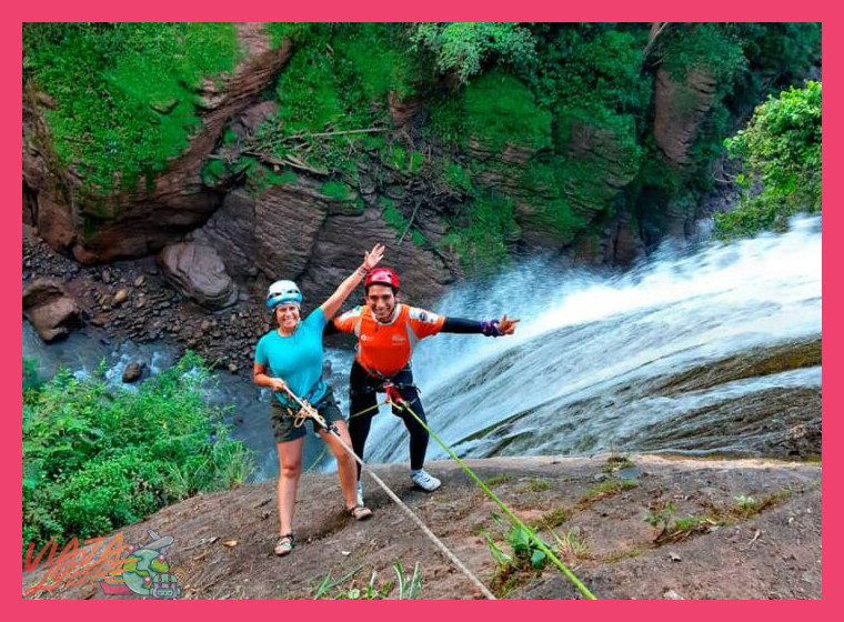 ¿Qué debo empacar y cómo debo prepararme para esta aventura en la Selva Central?
