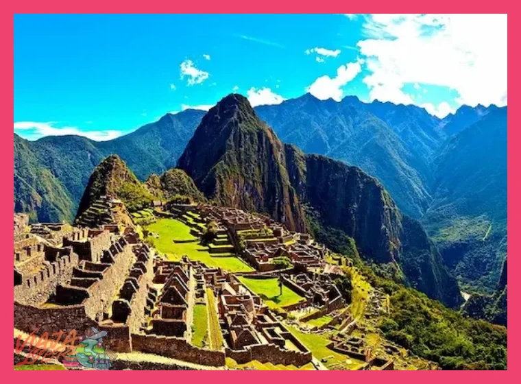 ¿Qué destino de la sierra peruana se destaca por su belleza natural excepcional y su oferta para el turismo de aventura y cultural?