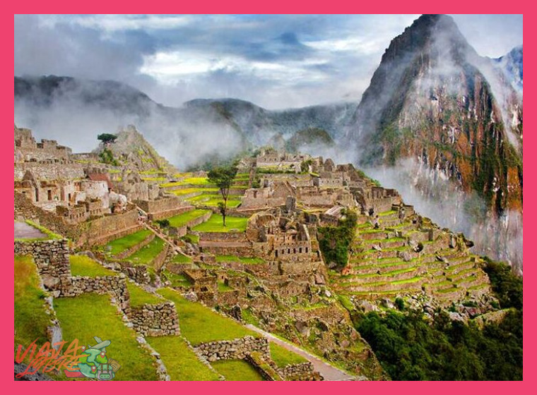 ¿Qué elementos característicos del Valle Sagrado de los Incas, desde paisajes hasta comunidades, se integran en la experiencia turística vivencial en Ollantaytambo?