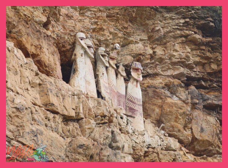 ¿Qué función funeraria y características físicas presentan los sarcófagos antropomorfos de la cultura Chachapoyas, como los de la Laguna de los Cóndores?