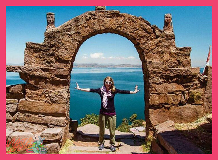 ¿Qué itinerario y actividades específicas incluye un tour de 2 días por las islas Taquile y Amantaní con pernoctación en comunidad?