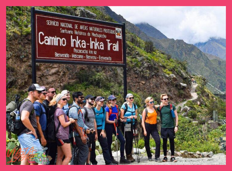 ¿Qué operador turístico especializado ofrece el recorrido por el Camino Inca hacia Machu Picchu como parte de un paquete de 9 días que incluye Tambopata y Cusco?