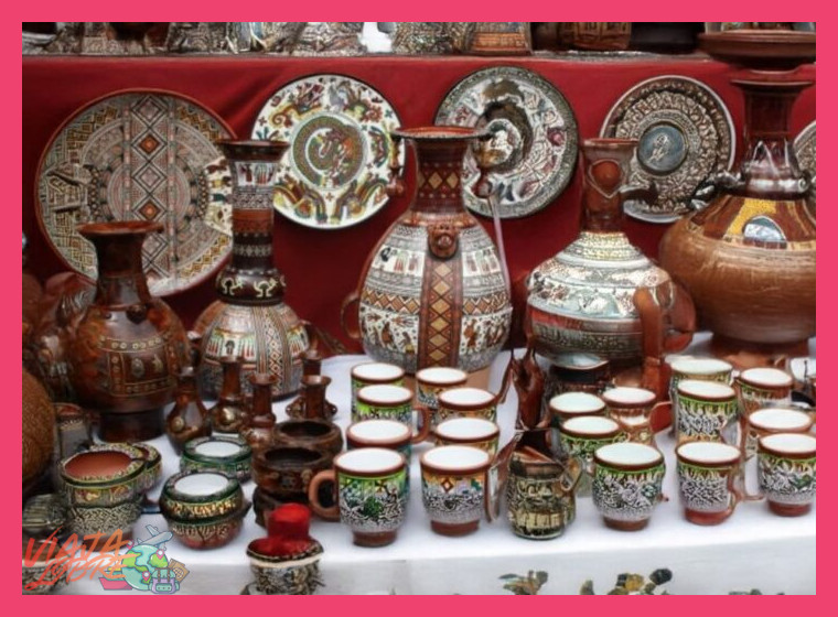 ¿Qué piezas de tejido o cerámica artesanal son características para adquirir como recuerdo de Ayacucho?