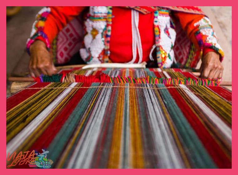 ¿Qué piezas textiles o artesanales características de estos pueblos son recomendables adquirir como testimonio de su cultura y técnicas?