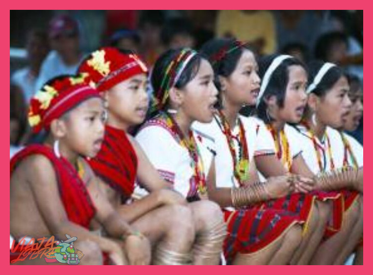 ¿Qué rol juegan las tradiciones orales y la artesanía en la preservación de su cultura?