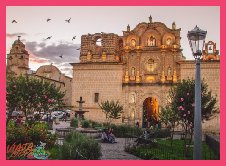 ¿Qué sitio emblemático de Cajamarca, que combine valor histórico y serenidad, se visita durante la experiencia de bienestar?