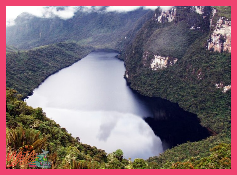 ¿Qué sitios turísticos emblemáticos de la región amazónica, como la Laguna de los Cóndores, son gestionados mediante iniciativas de turismo comunitario en Leymebamba?