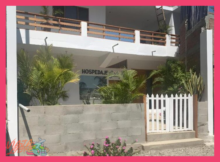 ¿Qué tipo de alojamiento puedo encontrar en los pueblos pesqueros de la costa norte de Piura?