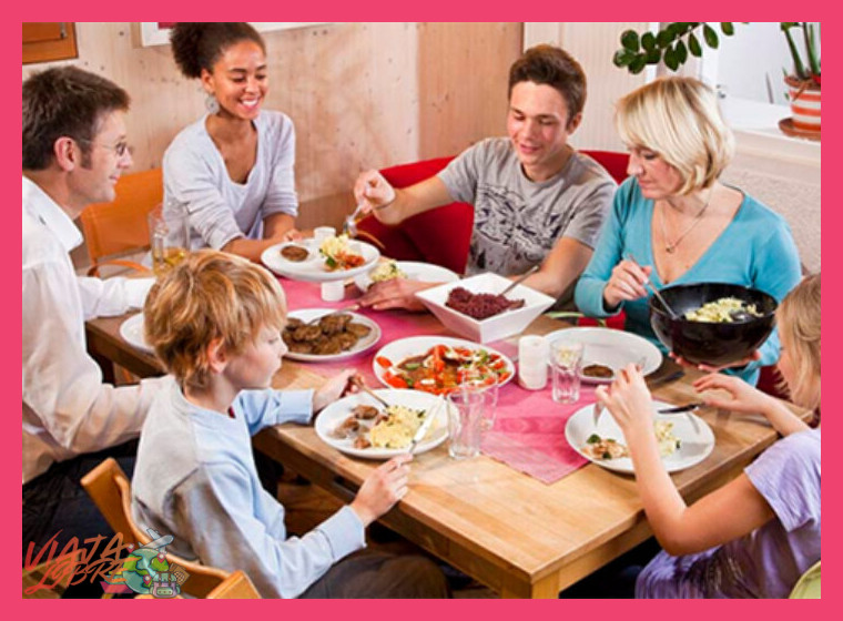¿Qué tipo de alojamiento y comidas están incluidos?