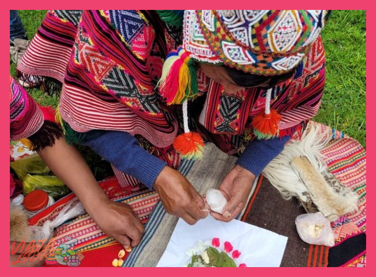 ¿Qué tradiciones andinas específicas, como festividades, rituales o artesanías, se pueden experimentar de primera mano durante una estancia rural en las comunidades de Huancavelica?
