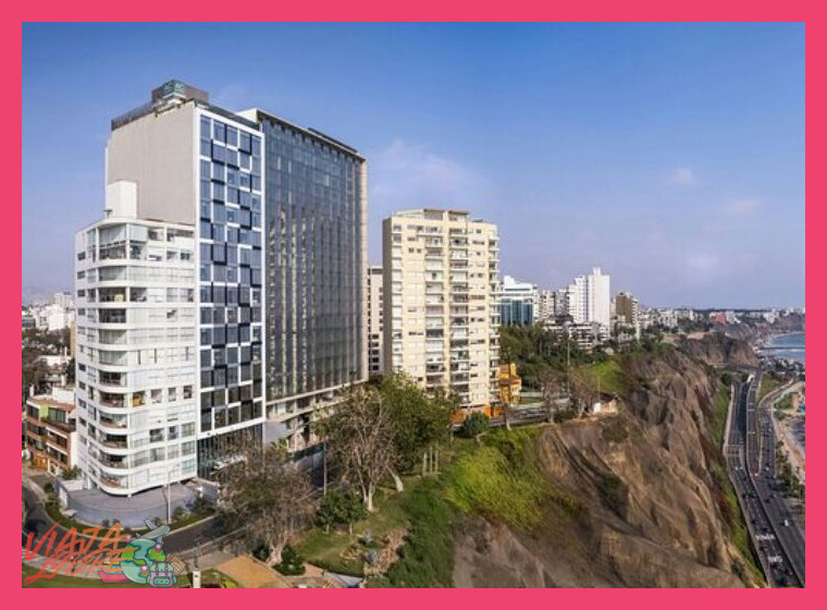 ¿Se puede encontrar alojamiento frente al mar en las playas del sur de Lima?
